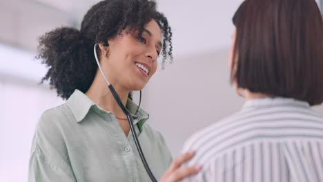 Feliz,-Doctora-Y-Mujer-Con-Resultados.