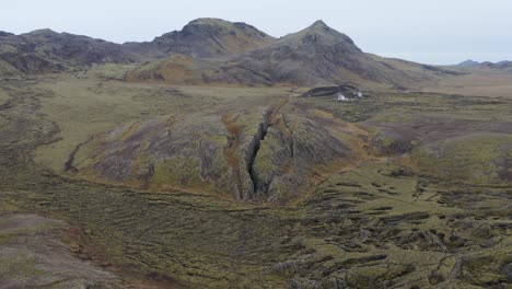 famoso paisaje islandés con campo de lava solidificado de erupciones volcánicas