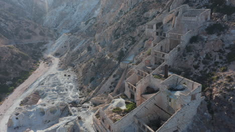 Luftaufnahme-Einer-Alten-Verlassenen-Kohlemine-Auf-Der-Insel-Milos,-Griechenland