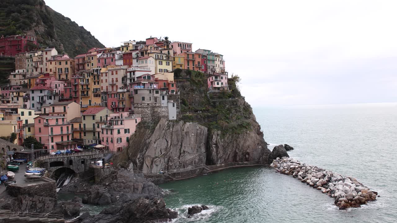 Manarola, Cinque Terre: Colorful Houses on a Cliffside
