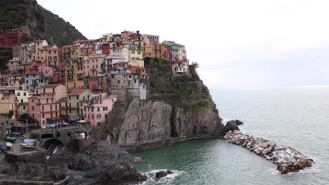 manarola, cinque terre: colorful houses on a cliffside