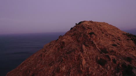drone grecia explorando los escarpados acantilados de patmos con impresionantes imágenes aéreas