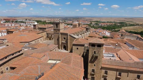 Top-Panoramablick-Auf-Cáceres-Mit-Dem-Palast-Von-Los-Golfines-Und-Der-Kathedrale-Santa-Maria