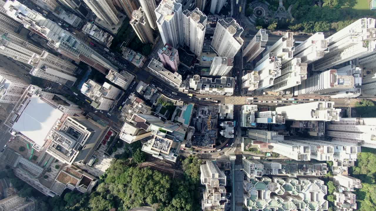 rascacielos del centro de la ciudad de hong kong y tráfico urbano, vista aérea