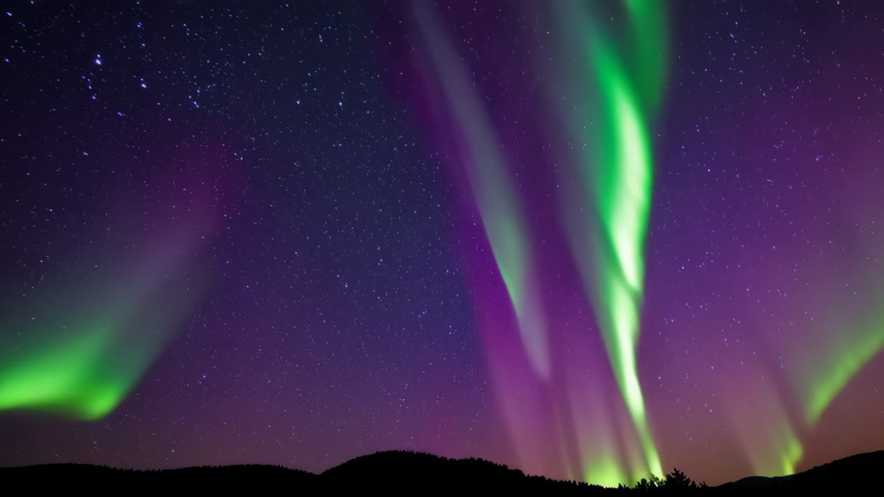 aurora boreal sobre las montañas