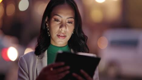 mujer, tableta y mecanografía por la noche para el trabajo