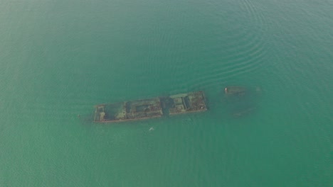fotografía aérea de un barco hundido en la playa de manzanillo