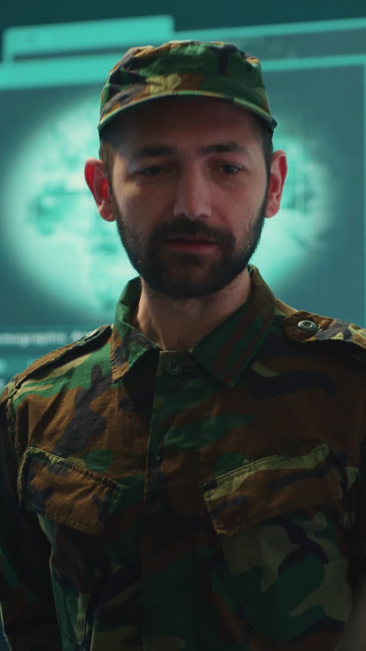 Soldato concentrato in uniforme mimetica nella sala di controllo