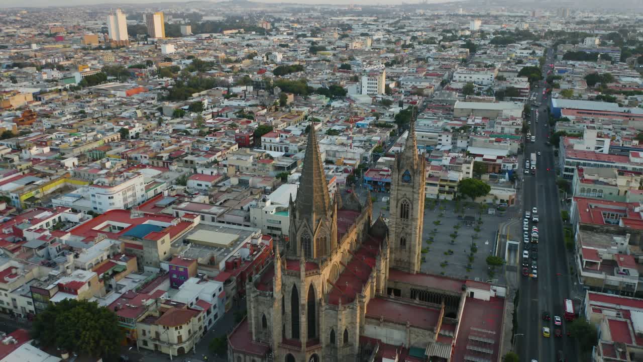 tejados coloridos durante la hora dorada