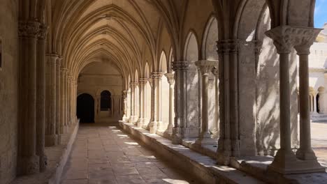 Die-Schatten-Der-Bäume,-Die-Auf-Die-Säulen-Des-Kreuzgangs-Im-Claustro-Geworfen-Wurden