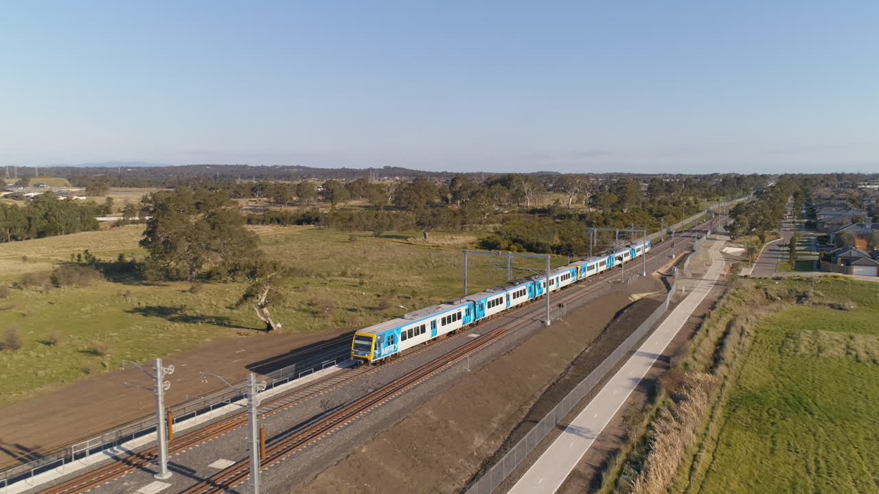 기차가 아래 스케이트파크 위의 고가 역에 도착할 때 공중 추격전