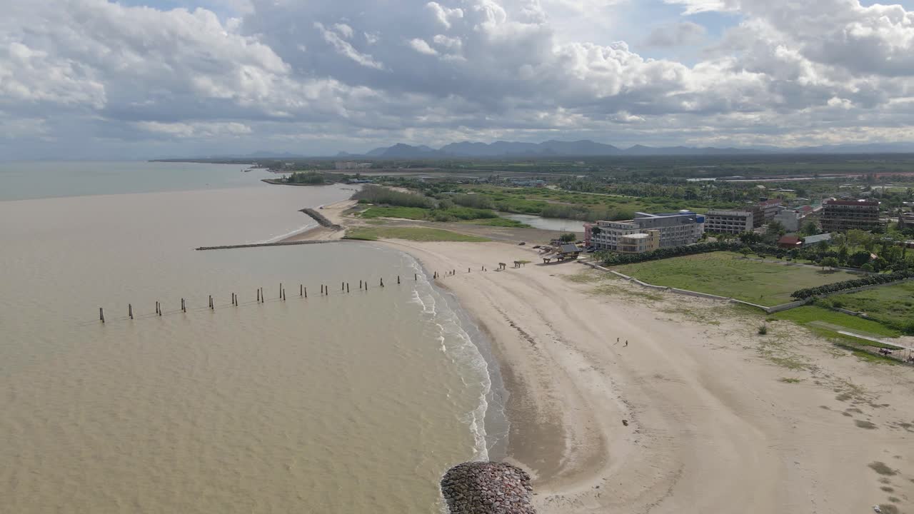 imágenes aéreas de drones de 4k de columnas de hormigón de un antiguo muelle a lo largo de una playa costera en tailandia