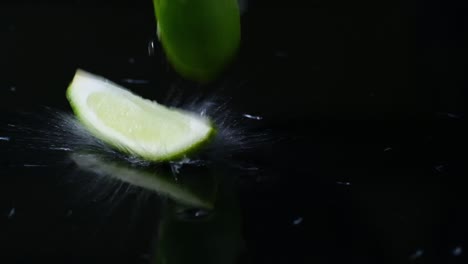 Limettenscheiben-Fallen-In-Den-Rahmen-Und-Spritzen-Wasser