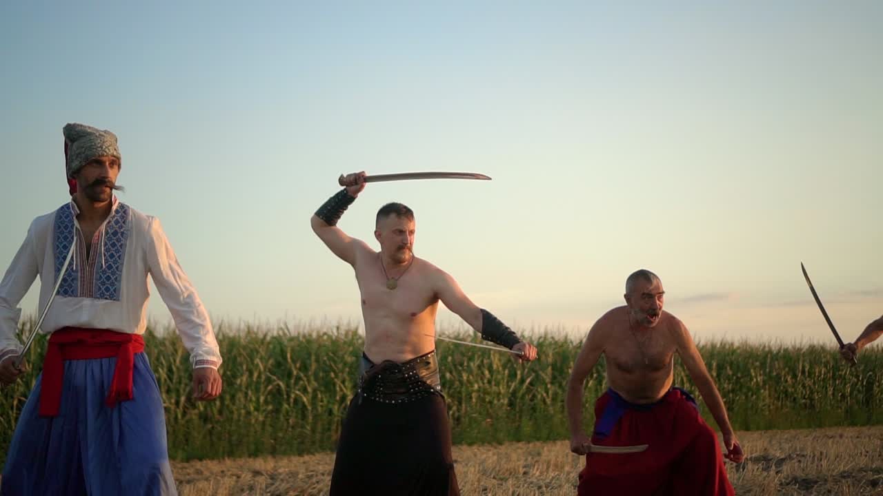 batalla de los cosacos ucranianos con los turcos en el campo al atardecer 07