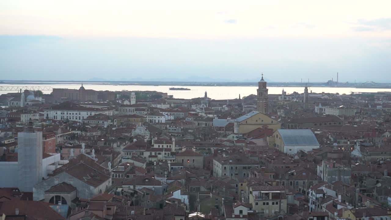 vista aérea de la ciudad de venecia al anochecer