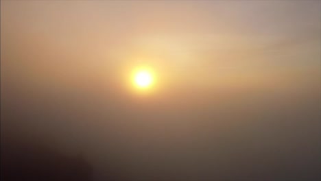 Drohne-Steigt-Durch-Nebel-Und-Wolken-Auf,-Um-Den-Sonnenuntergang-über-Der-Schlucht-Zu-Zeigen