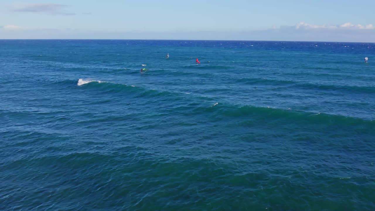 imágenes de drones de un pequeño grupo de kite boarders navegando a través de la superficie de los océanos cerca de diamond head oahu hawai