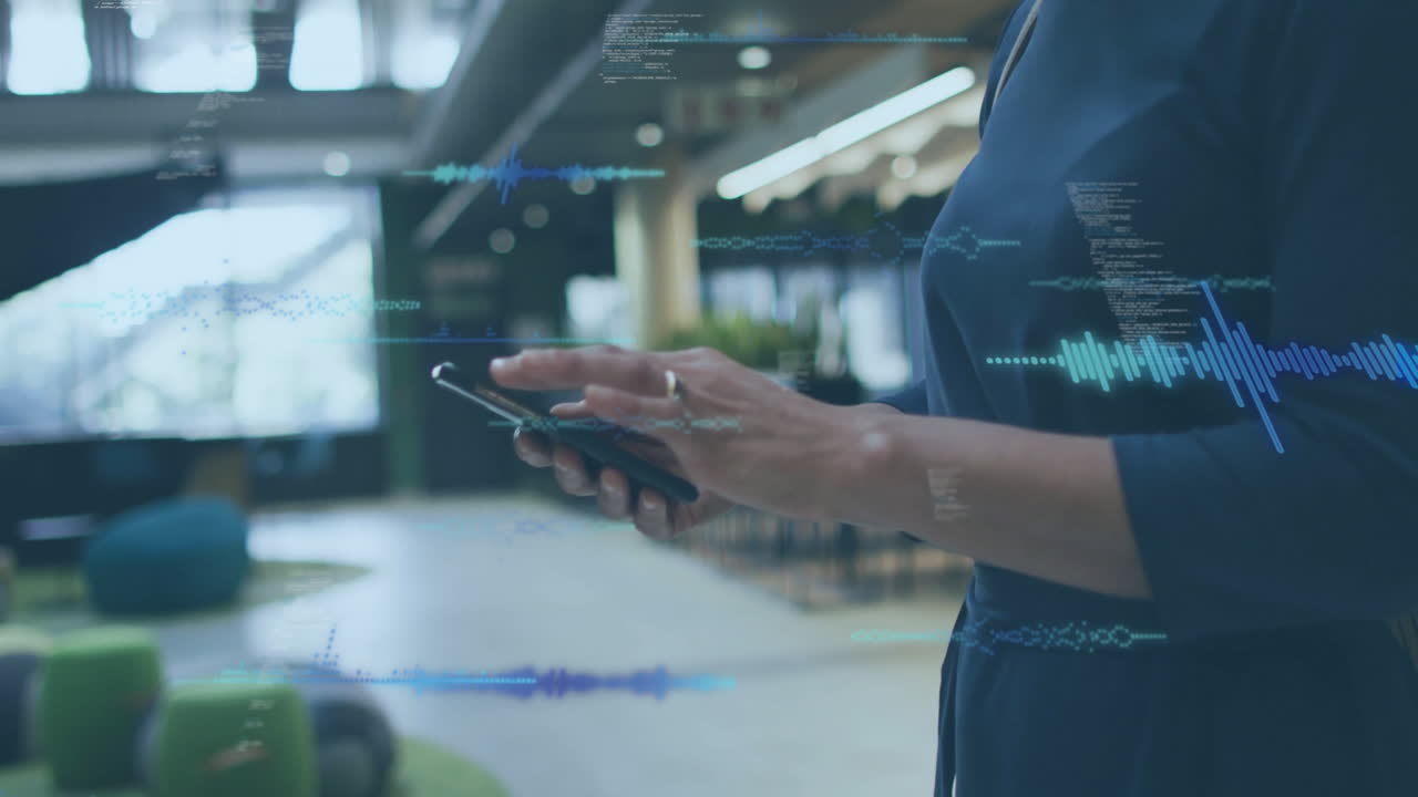 animación del procesamiento de datos sobre una mujer de negocios caucásica que usa un teléfono inteligente