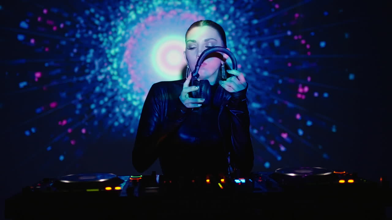 dj mujer en un club nocturno