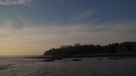 La-Costa-De-Filipinas-Al-Atardecer-Con-Olas-Tranquilas-Y-Cirros-Altos