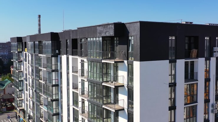 Edifício residencial contemporâneo na cidade. Exterior de um edifício de apartamentos de vários andares com design moderno. Vista aérea