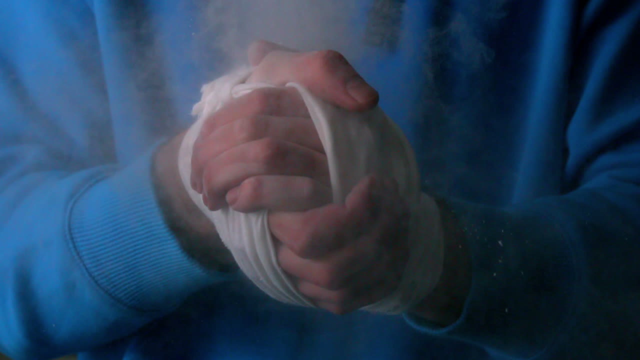 젊은 권투 선수가 그의 인 손을 함께 박수 치고