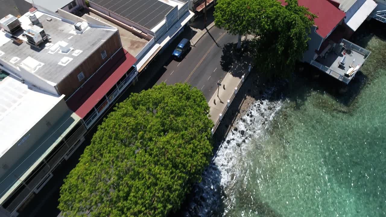 차가 마우이 주 라하이나의 역사적인 프론트 스트리트를 따라 4k로 운전합니다.