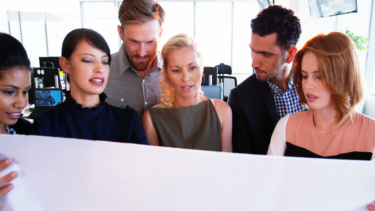 지도 위에서 논의하는 임원들