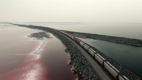 siguiendo el tren en el ferrocarril del lago rosa sobre el gran lago salado en utah