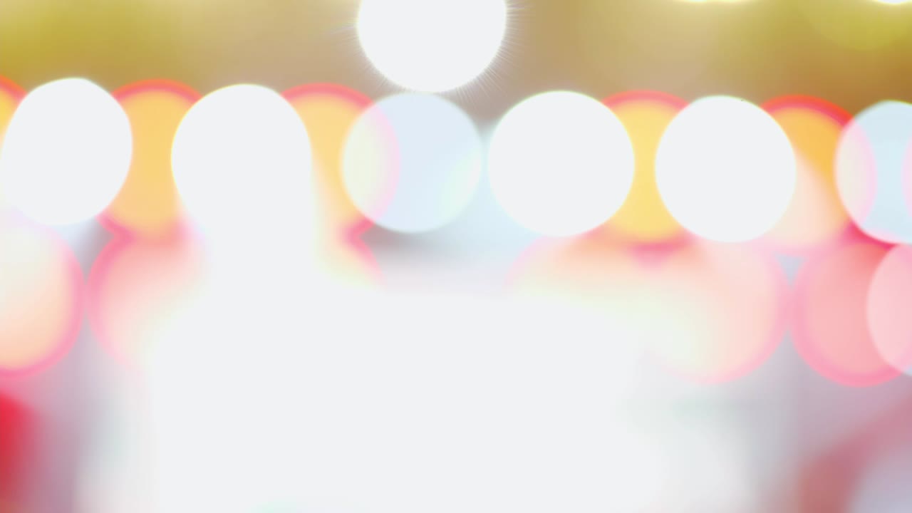 Mehrfarbiges Licht auf einem Musikfestival. Bühnenbeleuchtung. Lichtshow