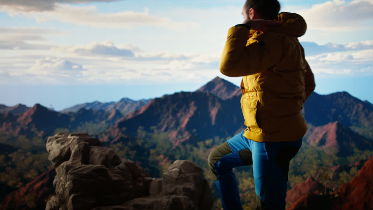 el excursionista buscador de aventuras captura la impresionante vista panorámica en la cima de la montaña
