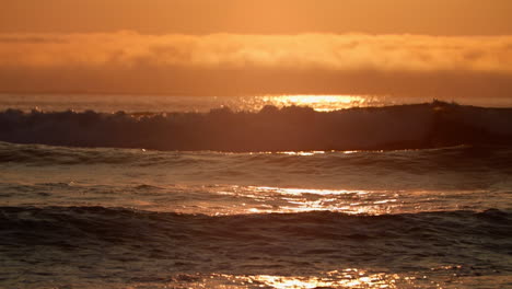 movimiento lento de las olas al atardecer