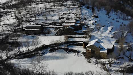 Antena:-Pueblo-Nevado-De-Montaña-En-La-Ladera-De-Una-Montaña-En-Los-Pirineos-Catalanes