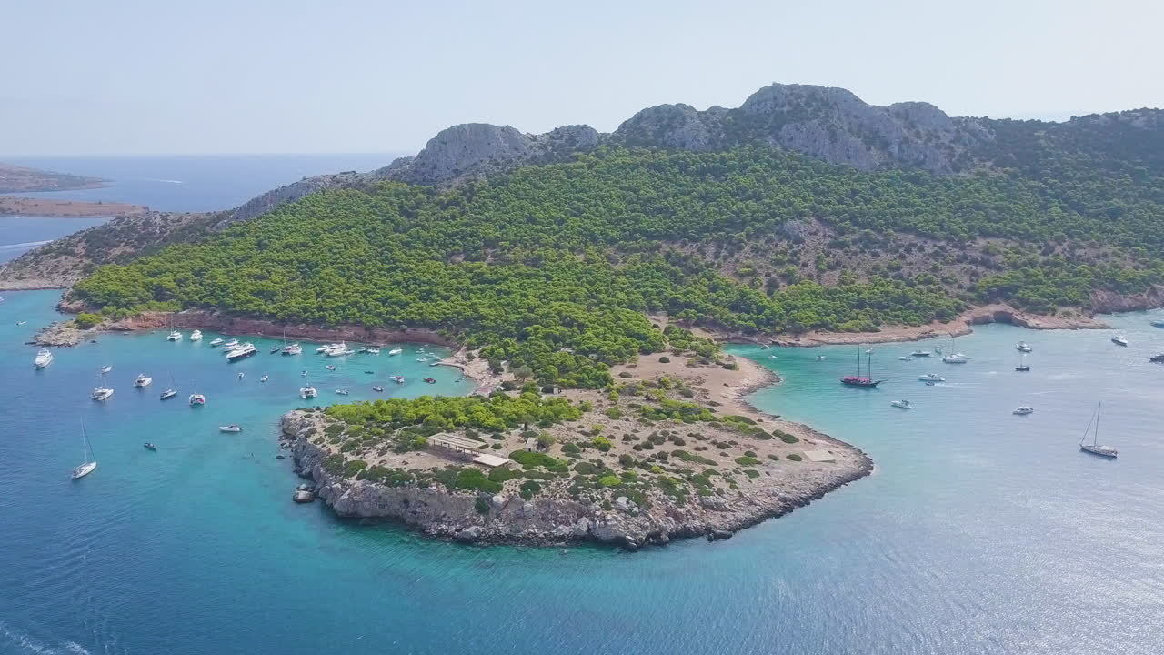 tiro ascendente de drones de yates y catamaranes amarrados en una hermosa bahía para bucear