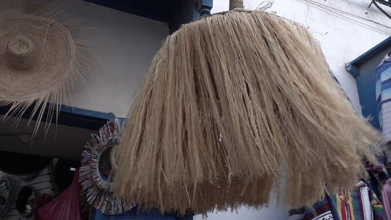 Under the effect of the wind in Essaouira, we see crafts hanging from the ceiling moving randomly, which gives it a beautiful perspective