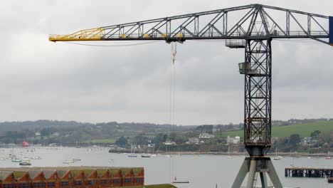 Toma-Amplia-Mirando-Por-Encima-De-Los-Muelles-En-Pendennis-Rise,-Con-Grúa-De-Muelle-En-Movimiento-Y-Lavado-En-Segundo-Plano