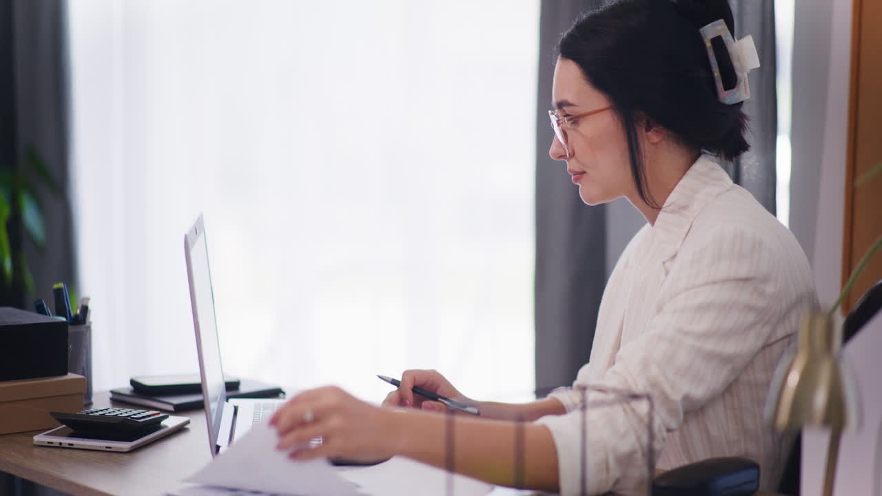 자신감 있는 여성이 노트북 프로젝트를 반영하고 작업하고 있습니다.