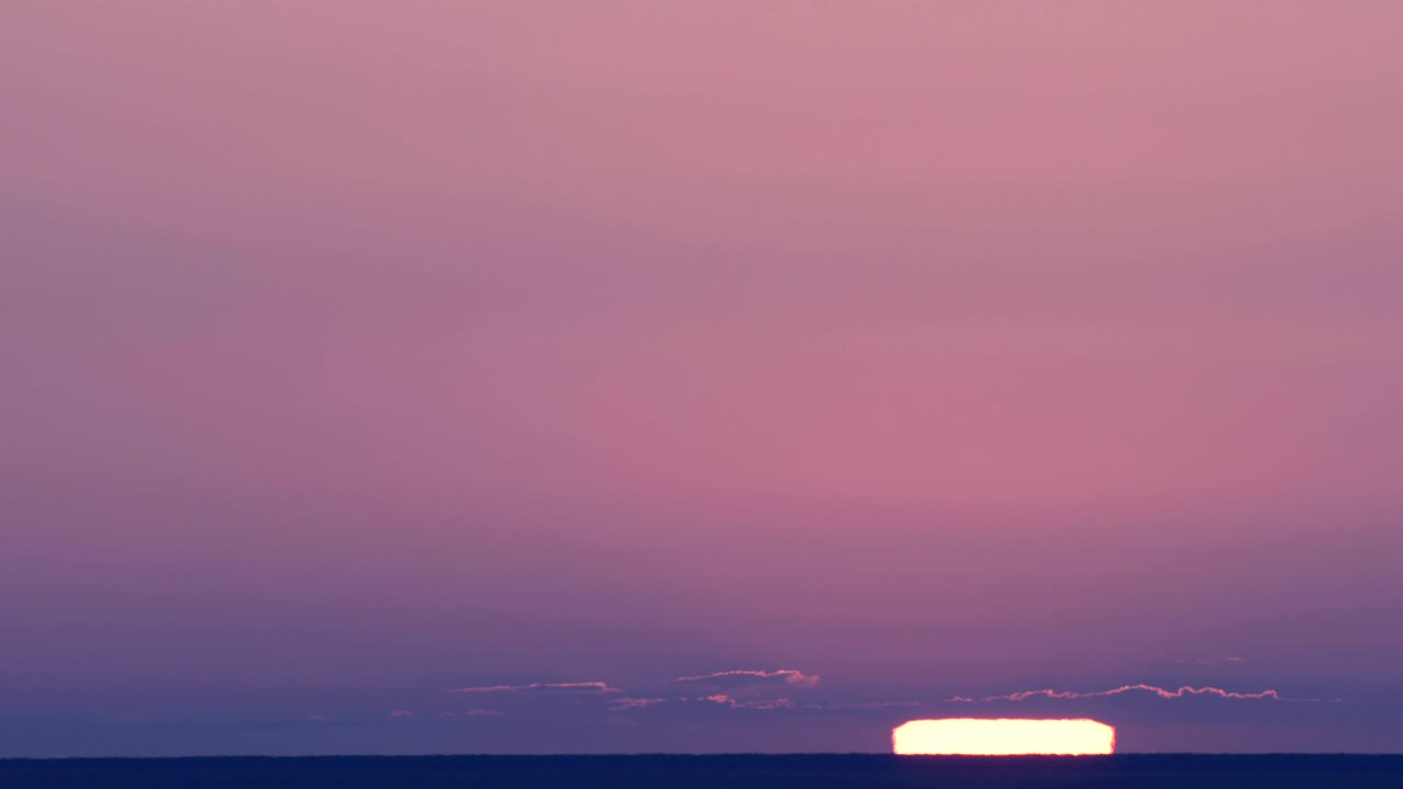 떠다니는 구름을 통해 떠오르는 놀라운 태양.