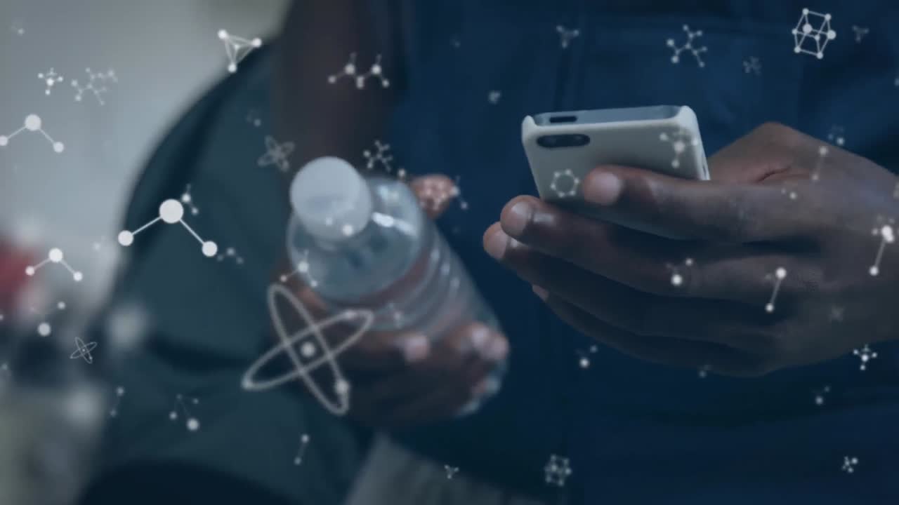 Animation de molécules sur une femme utilisant un smartphone