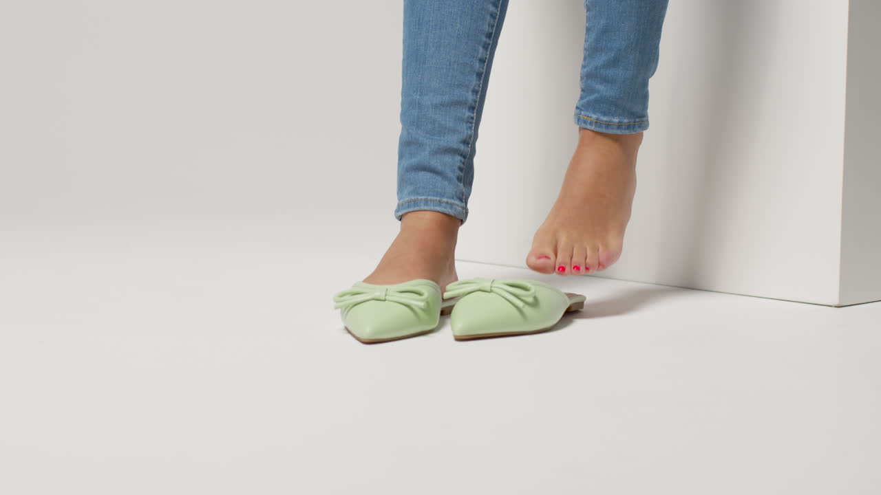 primer plano de una mujer influyente en las redes sociales que produce contenido generado por el usuario y se pone un hermoso par de zapatos verdes 2