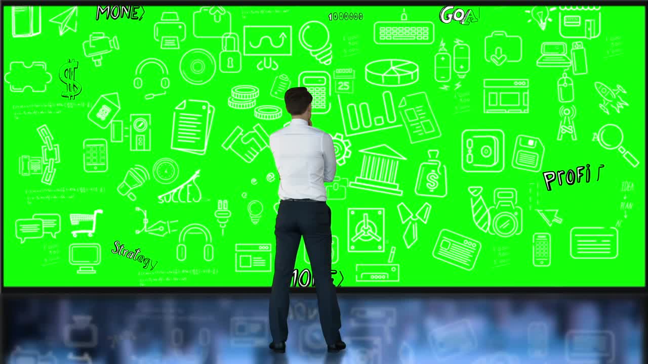 초록색 인터페이스를 보는 사업가