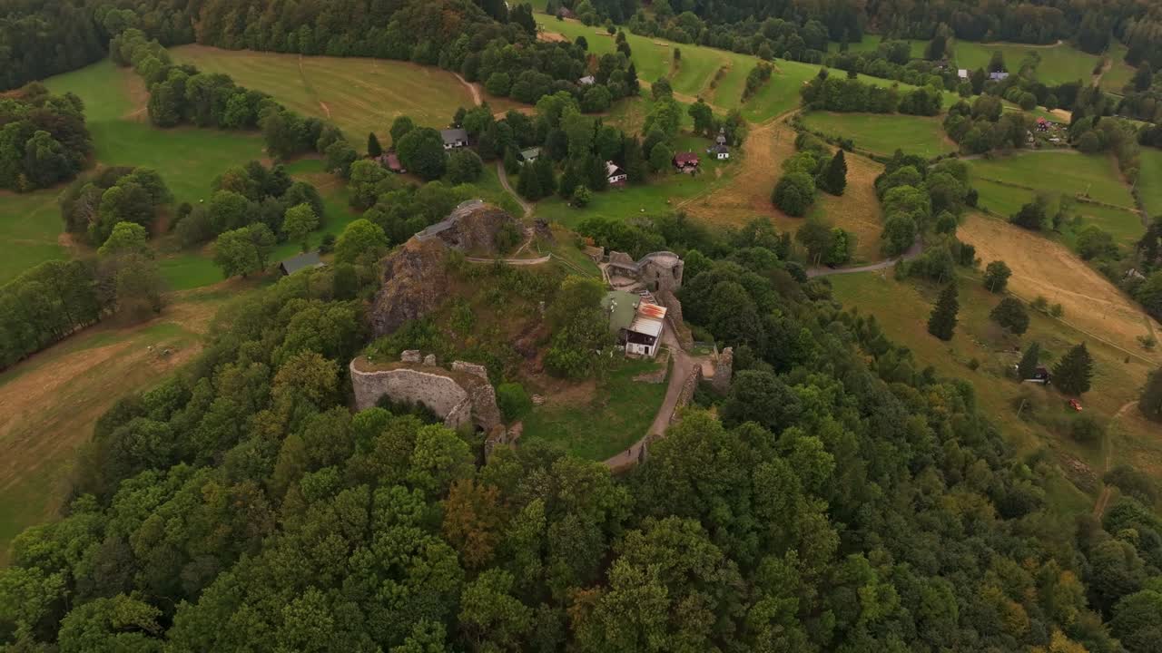 Dronebillede af Tollenstein Slot blandt efterårsblade, Tjekkiet