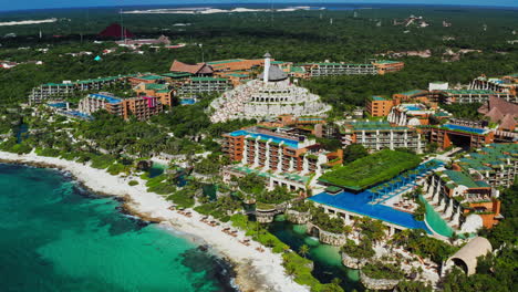 位於墨西哥昆塔納魯 (quintana roo) 的playa del carmen熱帶海灘的xcaret arte度假村