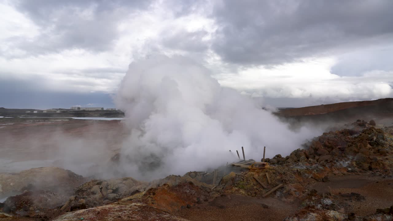 Uno sguardo alle fumarole fumanti di Gunnuhver, al fango minerale vorticoso e al drammatico terreno geotermico che mostrano la cruda potenza vulcanica della penisola di Reykjanes in Islanda in una giornata autunnale nuvolosa.