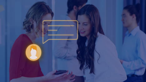 animación de icono de chat en línea naranja sobre mujeres de negocios caucásicas con teléfono inteligente en la oficina casual