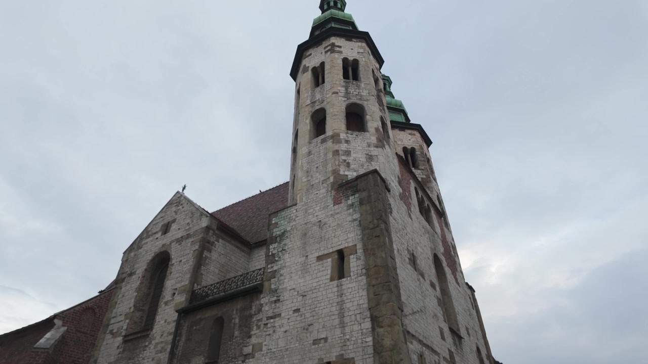 Chiesa di Sant'Andrea a Cracovia con architettura medievale e mura in pietra sotto un cielo nuvoloso