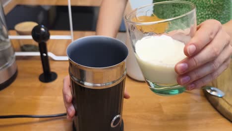 preparando una bebida de café con leche