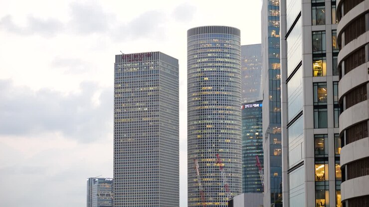 Arranha-céus modernos no Centro Azrieli de Tel Aviv com a famosa torre circular, close-up