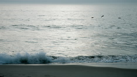 Una-Vista-Del-Océano-Pacífico-Durante-La-Puesta-De-Sol-En-Una-Playa-Del-Sur-De-California