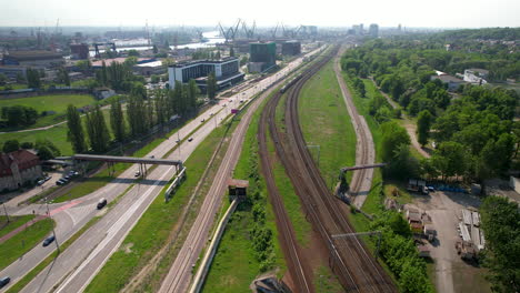 Vista-Aérea-De-Las-Líneas-Ferroviarias-Al-Lado-De-La-Autopista-D91-Es-Gdansk